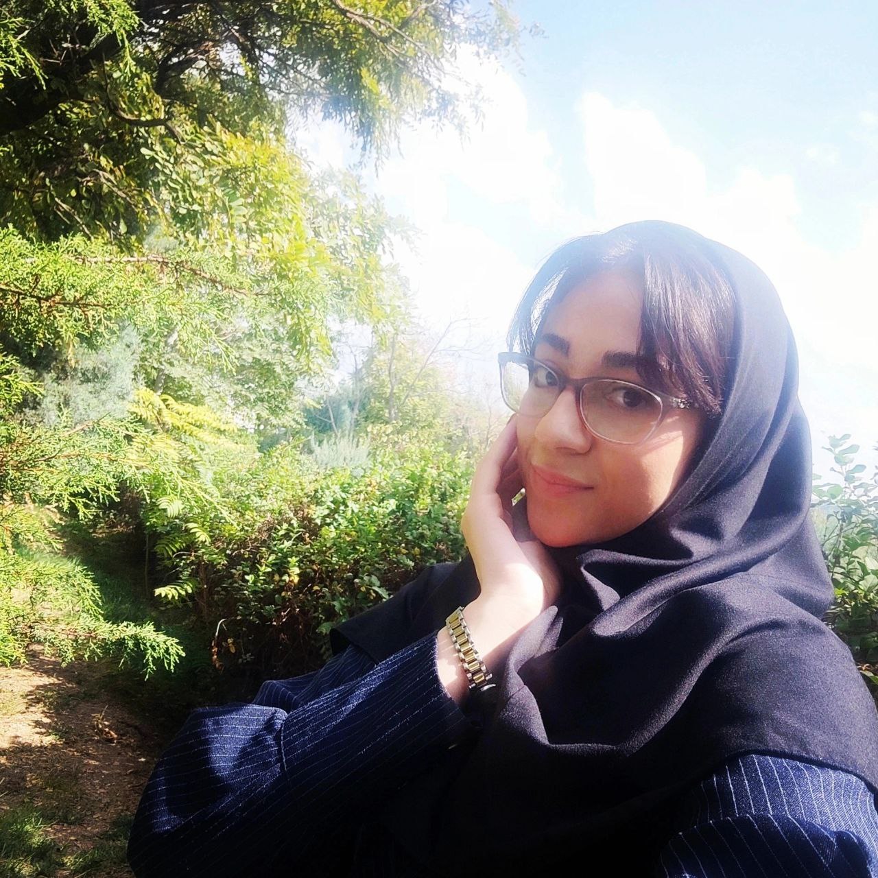 ماه گل تنها